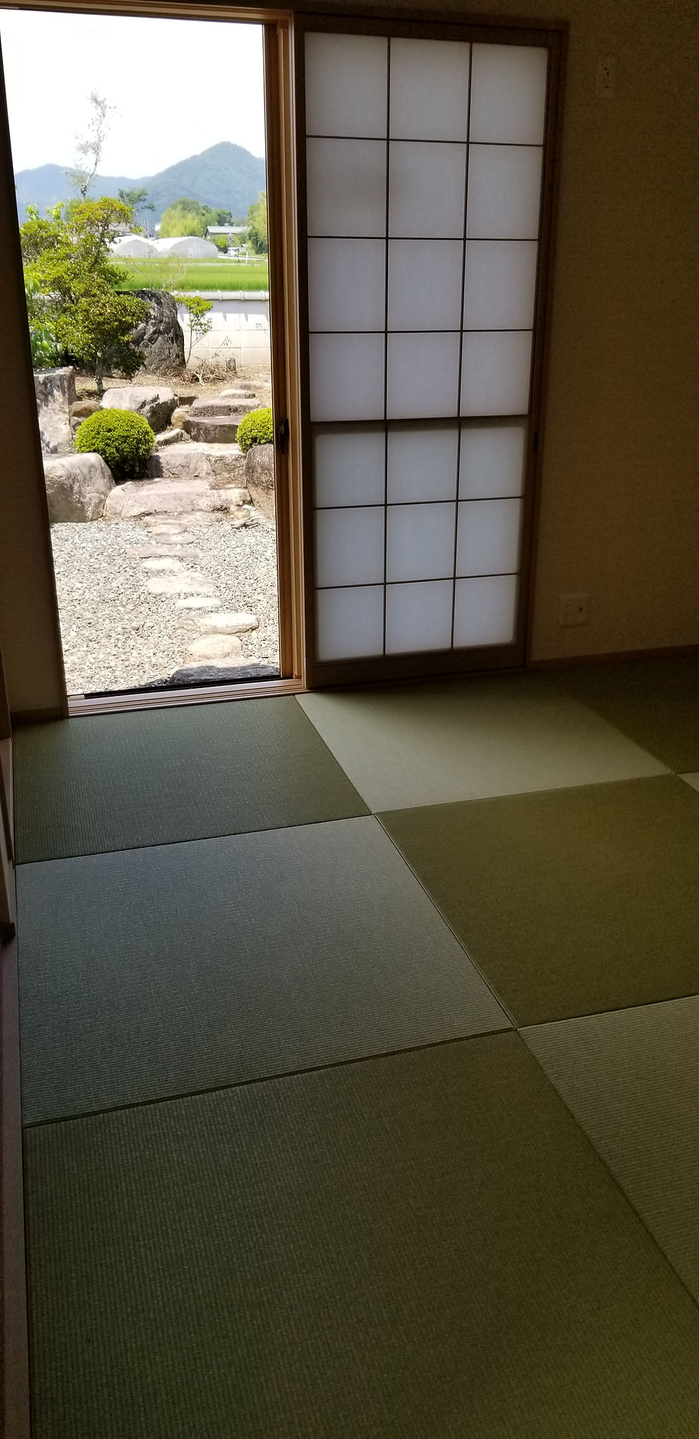 庭石がみえる和室