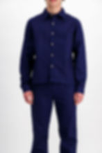 homme vu de face portant une veste et un pantalon  style workwear bleu coton premium meus paris 