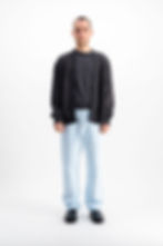 homme vue de face portant un cardigan gris anthracite et un pantalon bleu ciel en jersey  coton premium meus paris 