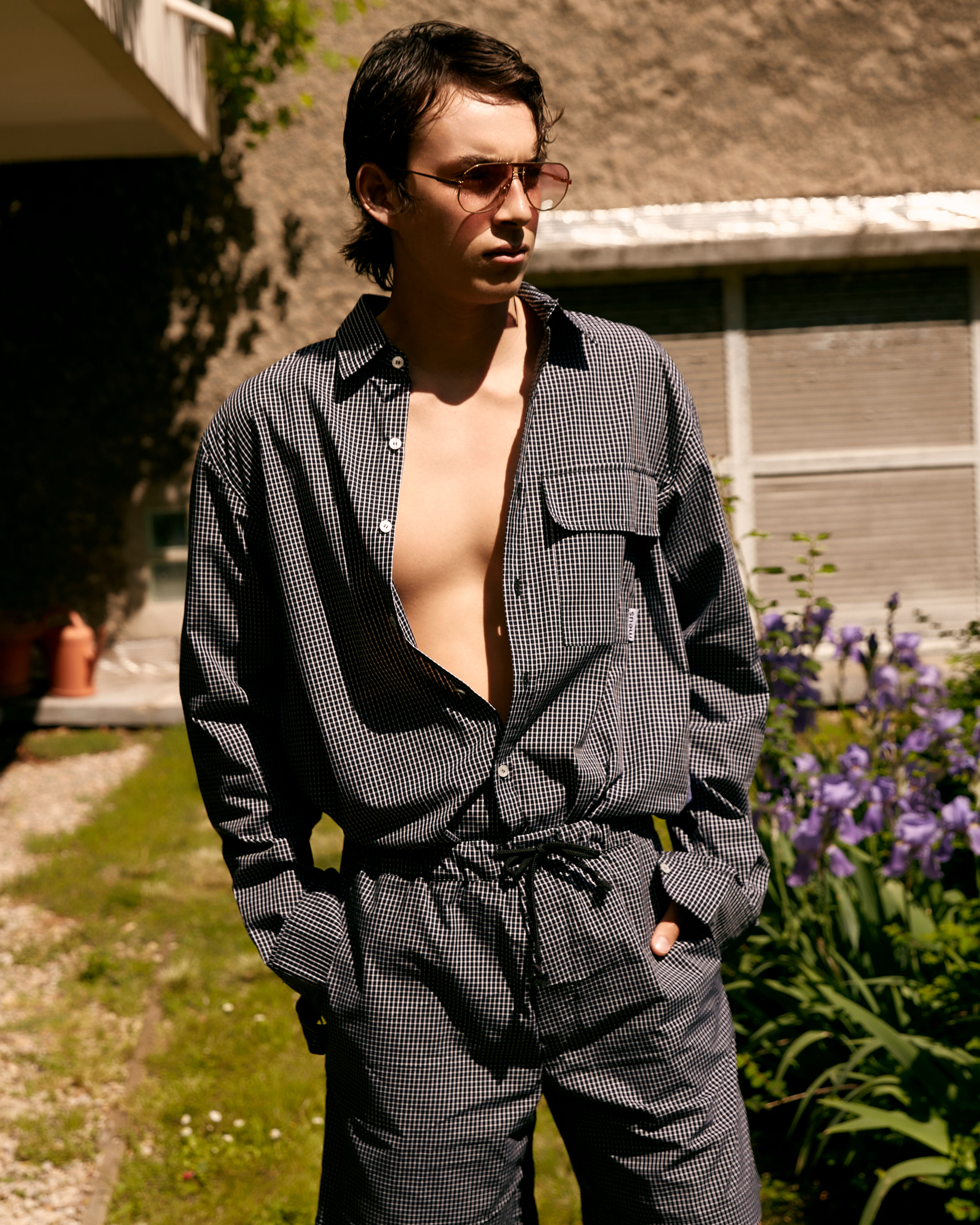 homme portant un ensemble chemise et short carreaux noir vichy meus paris 