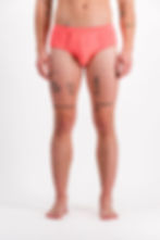 homme vu de face portant un slip rose coton premium meus paris