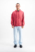 homme vu de face  portant un hoodie vieux rose et un pantalon bleu ciel jersey coton premium meus paris 
