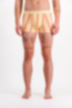 homme vu de face portant un boxer rayé jaune et rose coton premium pour homme meus paris