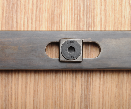 Anschlussdetail eines Stahlrahmens an die Holzplatte