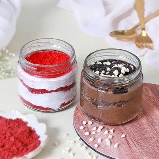 Image of a perfect duo cake jars of Red Velvet and Chocolate cake