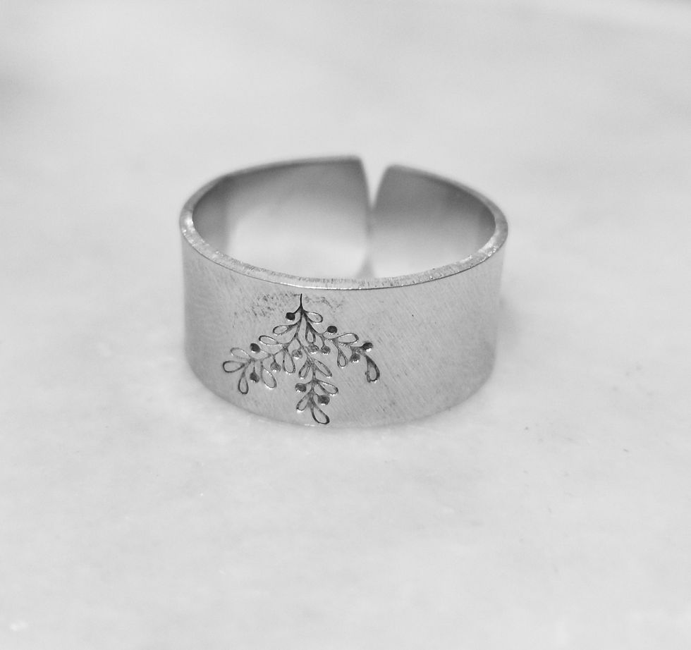 Mistletoe : Wide Band Ring