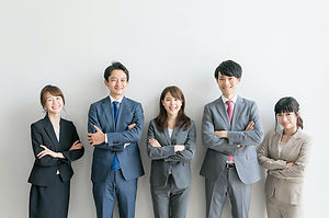 腕で組んだ5人の社員