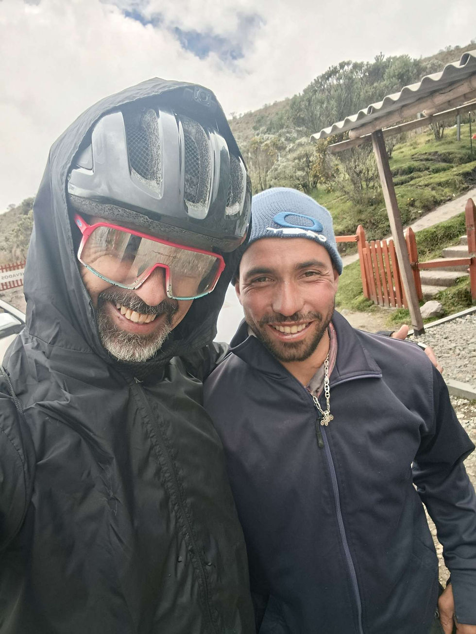 Con nuestro amigo Luis "El tigre", quién es vigía en el Parque Nacional Natural los Nevados.