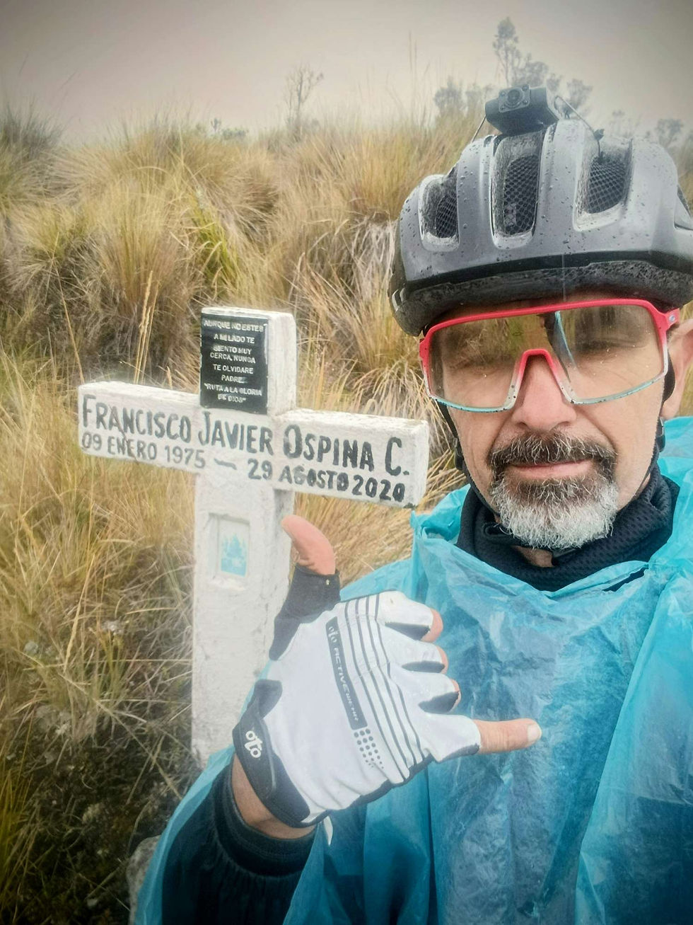 Arriba en la cima, Santa Bárbara. Javier falleció 8 km adentro pero colocaron aquí la cruz para evitar que las personas suban hasta allá porque es muy peligroso.