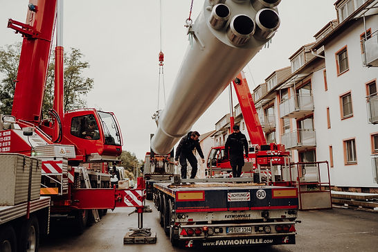 Stahlkamin wird von Schwertransporter abgelassen