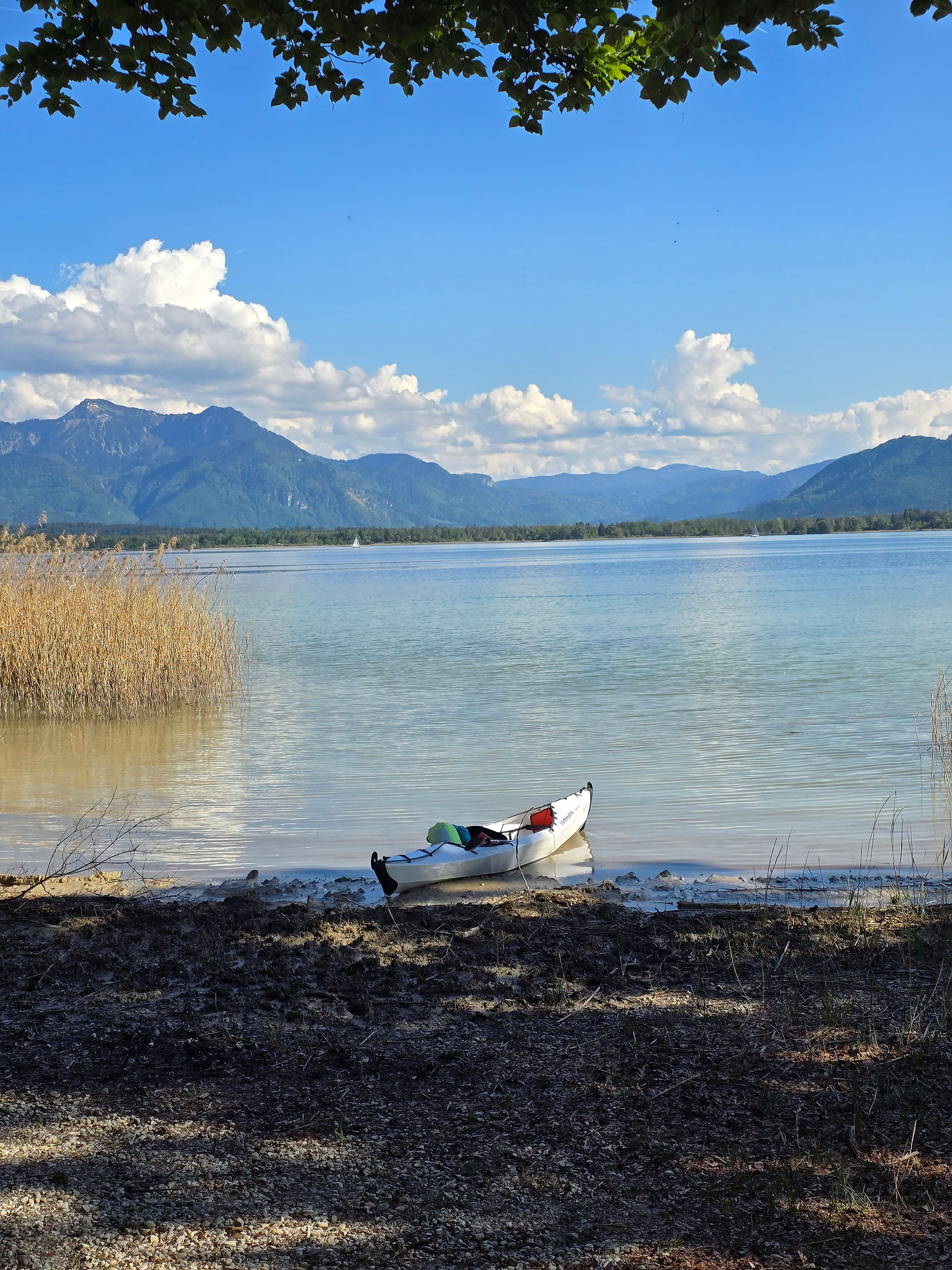 Oru Kayak Beach LT während einer Pause vor den Alpen an der Südspitze der Herreninsel auf dem Chiemsee in Bayern, Deutschland.
