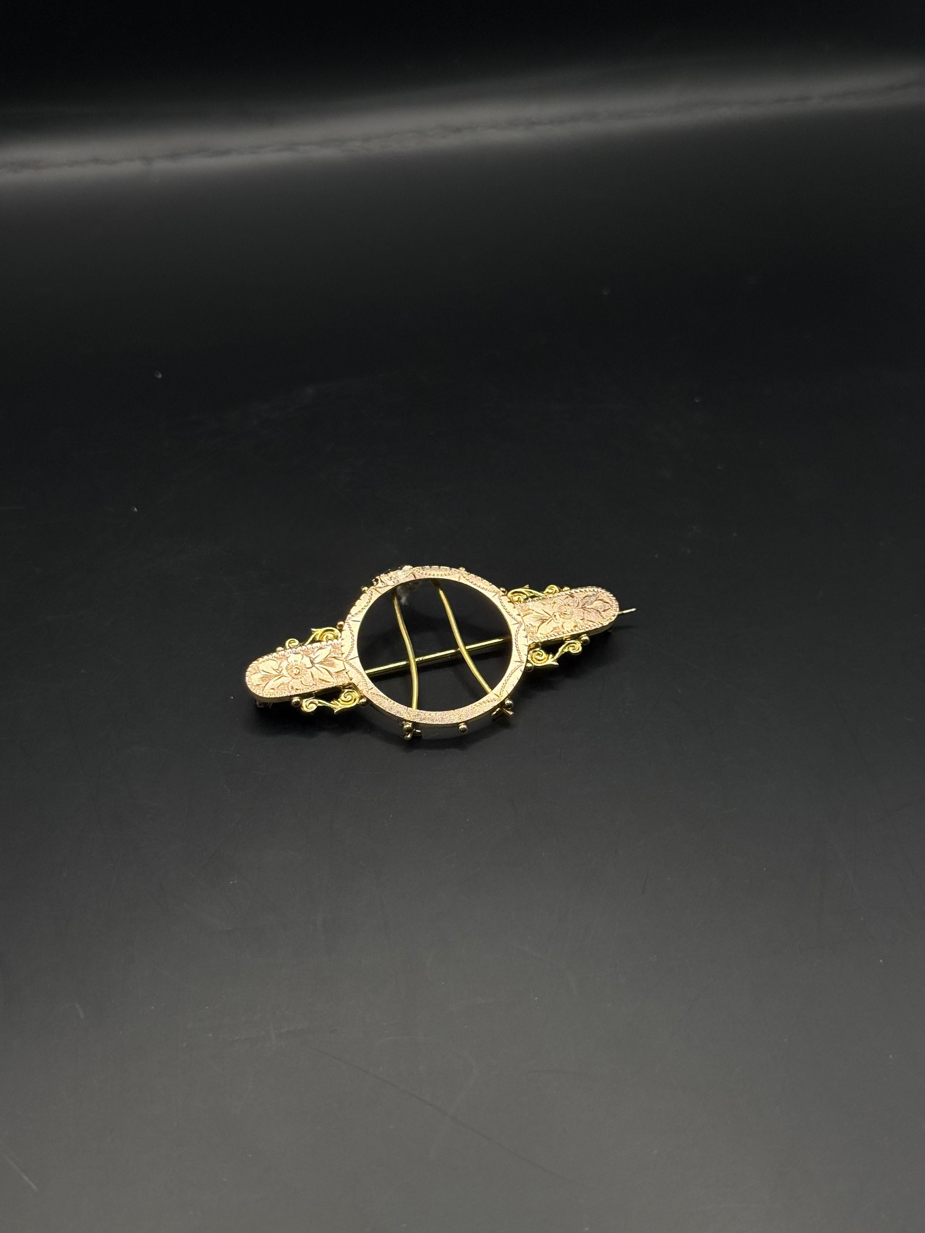 9ct Yellow Gold Sovereign Mount Brooch 3.4Grams