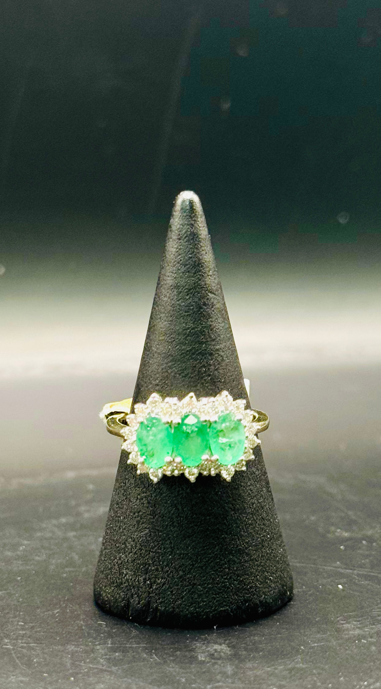 9ct Yellow Gold 340 Emerald Ring - 3 grams