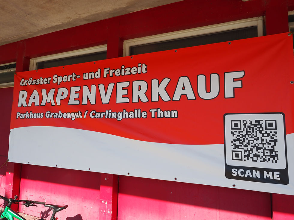 Schnäppchenjagd beim Rampenverkauf in der Curlinghalle Thun