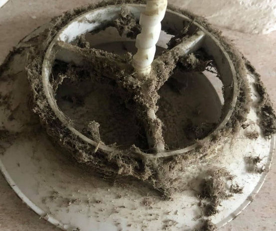 Ventilateur d’échangeur d’air couvert de poussière et de saletés accumulées, nécessitant un nettoyage en profondeur.