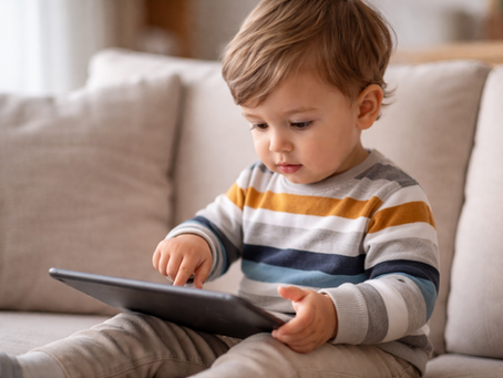 un enfant de 2 ans qui joue sur une tablette