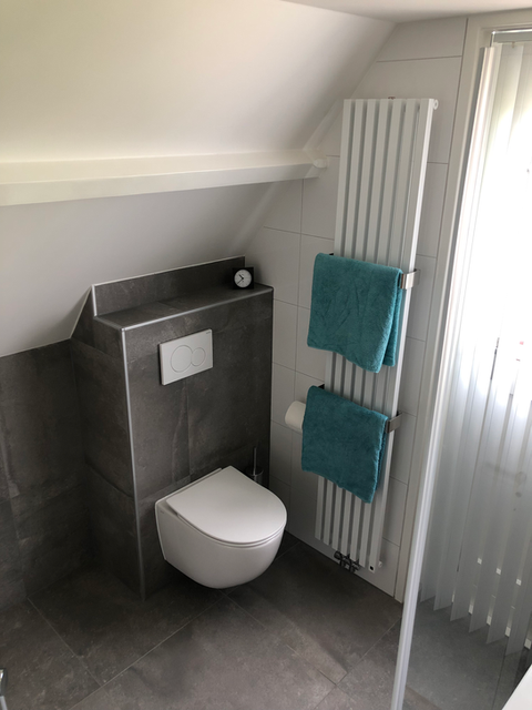 Wc met grijze tegels