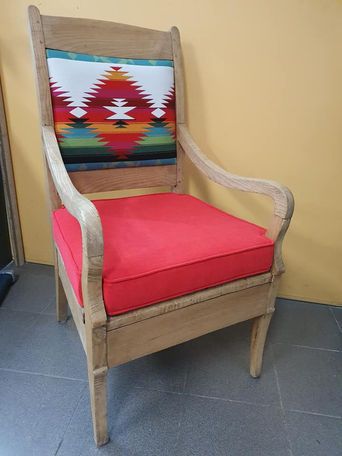 Fauteuil rouge multicoloré, aérogommage du bois, traitement
