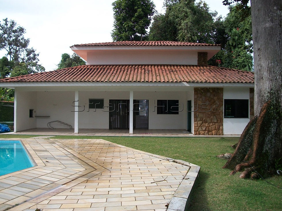 Fachada e piscina