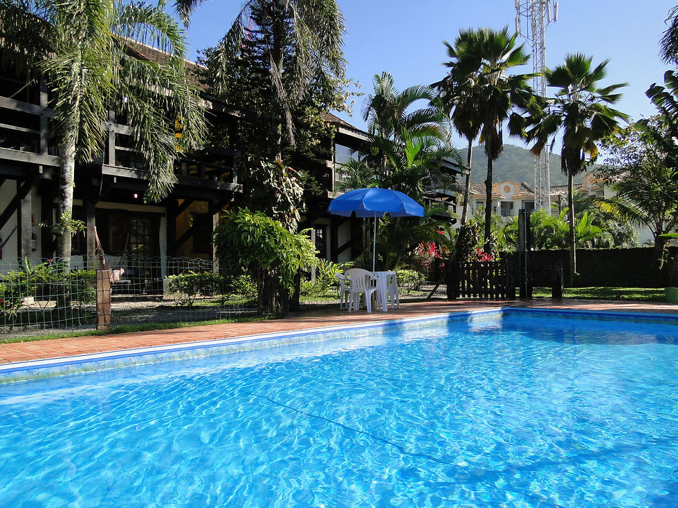 Piscina, jardim e varandas