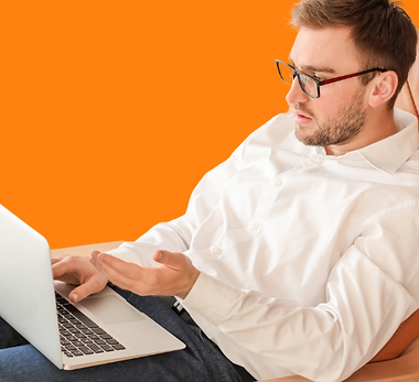 Branco e Quadrado Preto Imobiliária Logotipo (7).png