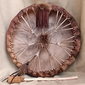 Le pendu du tarot de Marseille dans un tambour chamanique en peau de Bison exceptionnelle, 50cm de diamètre et 16 cotés, liens en peaux de cerf. Tambour a 4 mains dans l'énergie du coeur