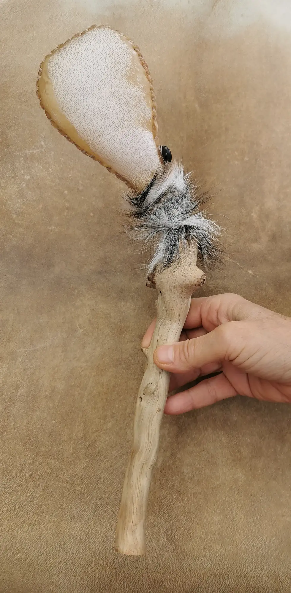 Miniature : hochet chamanique en peau de vache