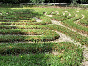 THE BREAMORE MEDIEVAL MIZMAZE AND GIANT'S GRAVE WALK