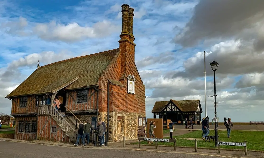 The seafront location of Moot Hall in Aldeburgh