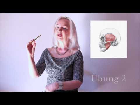 Edit Siegfried-Szabo hilft mit Video-Übungen gegen Heiserkeit beim Sprechen und Enge im Hals