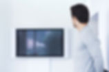 Mann vor Flachbild-Fernseher