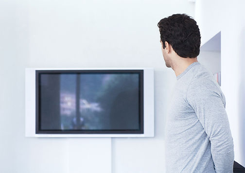 Hombre viendo la televisión
