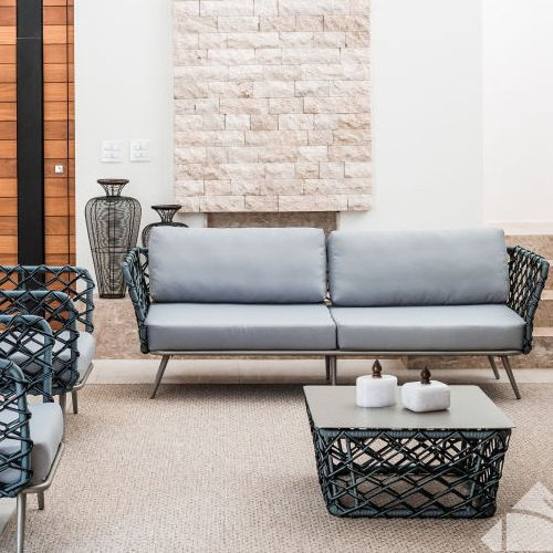 Miniatura: Elegante sofá cinza e mesa de centro em ambiente exterior moderno.