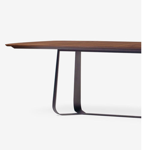 Miniatura: Mesa de jantar moderna com tampo de madeira e pernas metálicas.