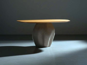 A mesa de jantar de formato orgânico traz um toque de exclusividade e fluidez ao ambiente. Com suas linhas curvas e formas irregulares, ela foge dos padrões tradicionais, proporcionando uma estética natural e moderna. Esse design singular cria uma sensação de movimento no espaço, tornando-o mais leve e dinâmico.