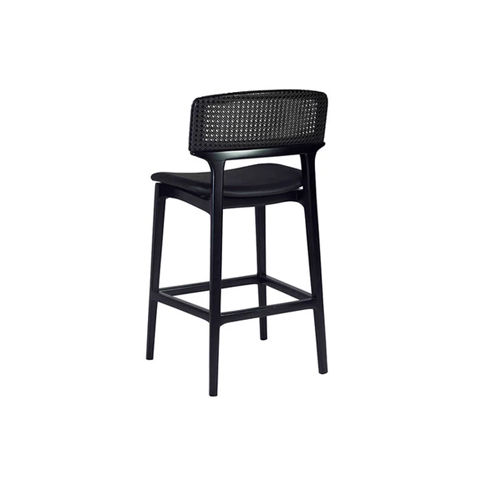 "A simplicidade da madeira encontra a sofisticação do design moderno, criando uma banqueta bar que é pura elegância."