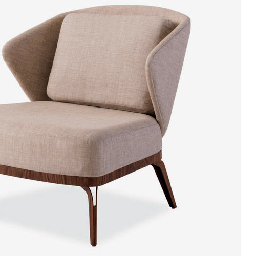 Miniatura: Poltrona moderna estofada bege com base de madeira, design elegante.