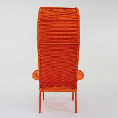 Miniatura: Poltrona de design laranja vibrante com encosto alto.