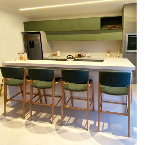 Miniatura: Bancada de cozinha moderna com quatro banquetas estofadas verdes e madeira.