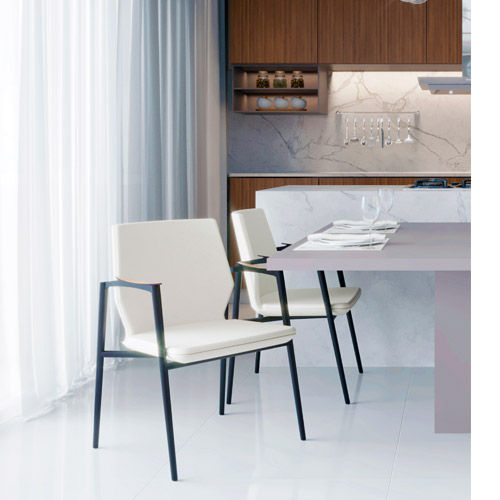 Miniatura: Cadeiras de jantar modernas claras com estrutura preta em ambiente minimalista.