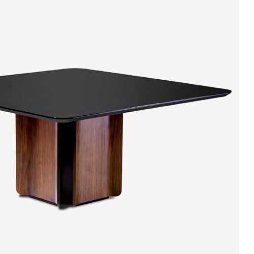 Miniatura: Mesa de jantar quadrada, tampo preto e base de madeira escura.