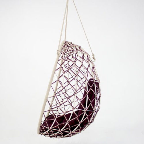 Miniatura: Cadeira suspensa de rede marrom com almofada escura aconchegante