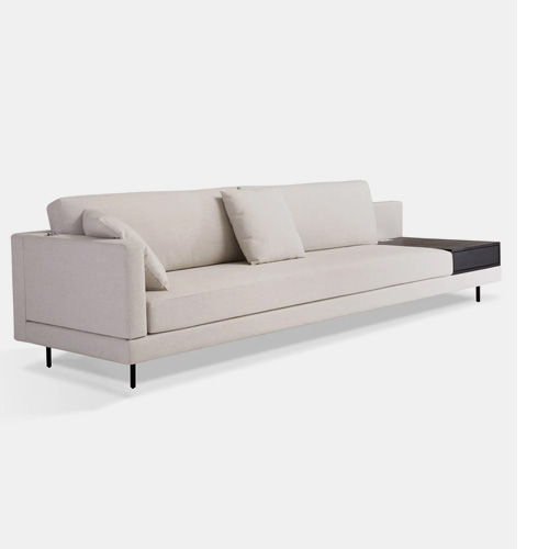 Miniatura: Sofá moderno claro com mesa lateral integrada escura e pernas finas.