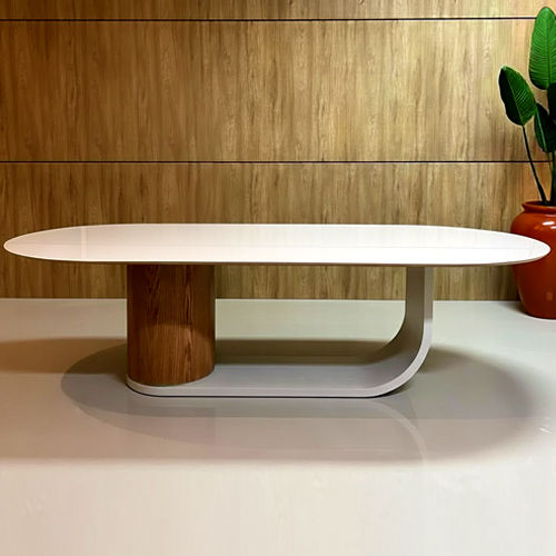 Miniatura: Mesa de centro oval branca com perna de madeira e base curvada.