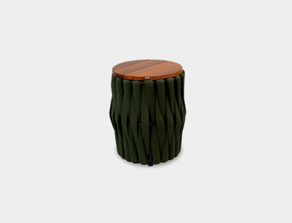 As mesas laterais para área externa são práticas e versáteis, ideais para complementar a decoração ao ar livre com estilo. Feitas com materiais resistentes como madeira, alumínio e acabamentos modernos, elas oferecem funcionalidade para apoiar objetos, bebidas ou itens decorativos. Perfeitas para jardins, varandas e áreas de lazer, nossas mesas laterais unem durabilidade e sofisticação, tornando seus momentos ao ar livre ainda mais agradáveis.