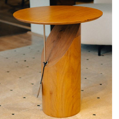 Miniatura: Mesa de apoio redonda em madeira clara, base cilíndrica com design moderno.