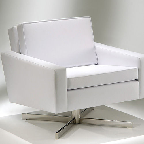 Miniatura: Cadeira branca moderna com base giratória metálica, design elegante de estúdio.