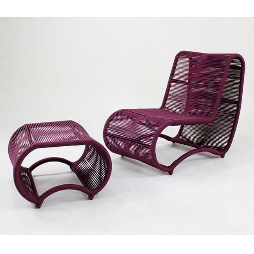 Miniatura: Cadeira de lounge roxa e pufe, design moderno em malha.
