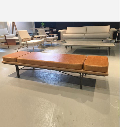 Miniatura: design sofisticado e linhas precisas, o Banco MARINE combina elegância e versatilidade.