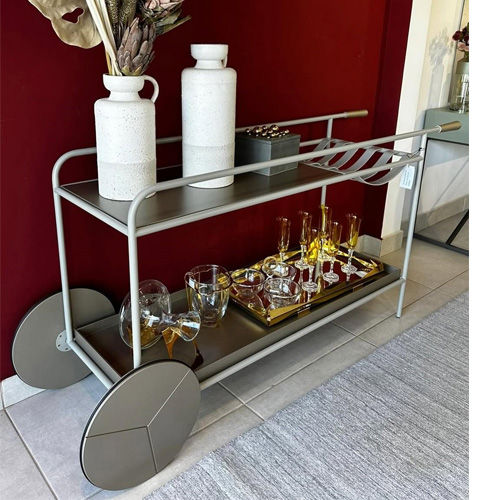 Miniatura: Design fluido com estrutura em aço pintado.